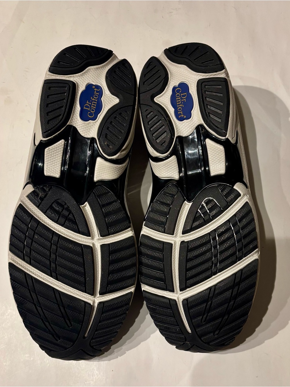 pair of men’s Dr comfort shoes, Marco. Size 10M - Picture 6 of 9